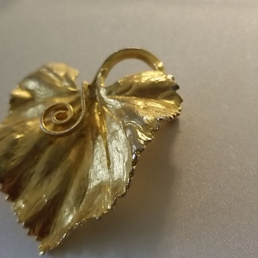 Vintage goldtone brooch - Picture 3 of 8